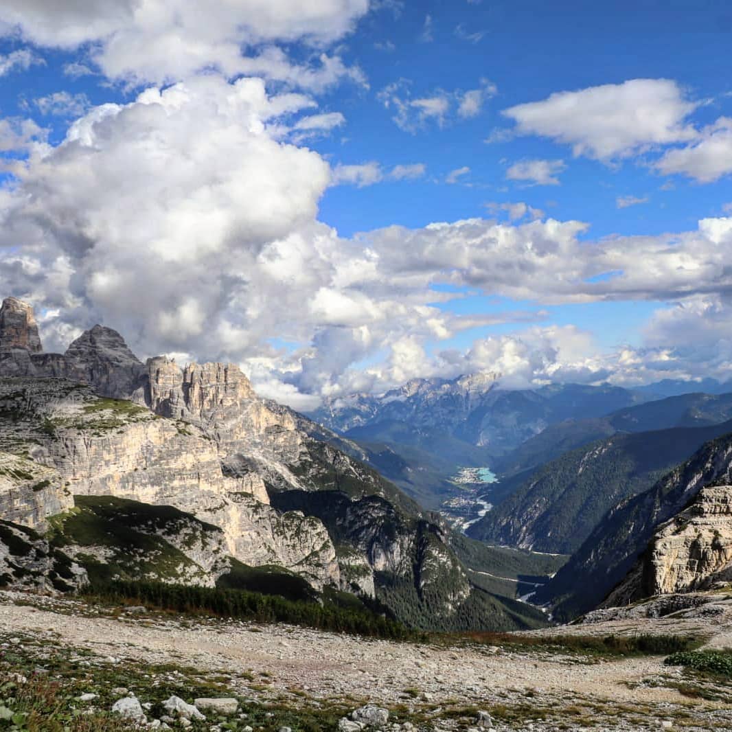 🎈 Lago di Misurina visto dalle Tre cime di Lavaredo, Dolomiti, Italia
.
#dolomiti #volgoitalia #igersitalia #yallersitalia 
.
Photo: @grtrsm