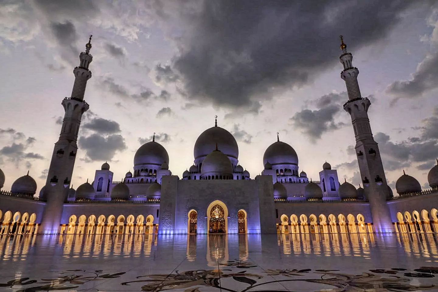 Sheikh Zayed Mosque
🎈 Abu Dhabi 
(Moschea Bianca)
.
#abudhabi #travelphotographer #travelblogger #photooftheday #mosque
.
📸 @grtrsm